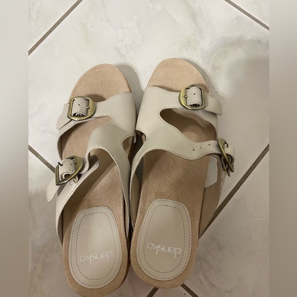 Dansko Carla Women's Cream Sandals size 40 (9.5) - Picture 1 of 4